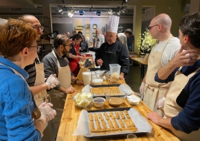 Le attività di team building collegate al cibo e alla cucina sono particolarmente adatte per i team che vogliono rafforzare la disciplina nel lavoro di gruppo