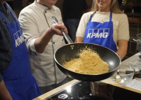 Scopri l'innovativa esperienza di team building culinario che abbiamo creato per KPMG: un viaggio gastronomico italiano che unisce aperitivo raffinato, cooking team e cena gourmet.