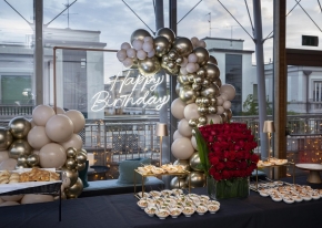 Un diciottesimo compleanno in grande stile, su uno splendido rooftop con vista panoramica, con allestimenti di classe e intrattenimento di qualità.